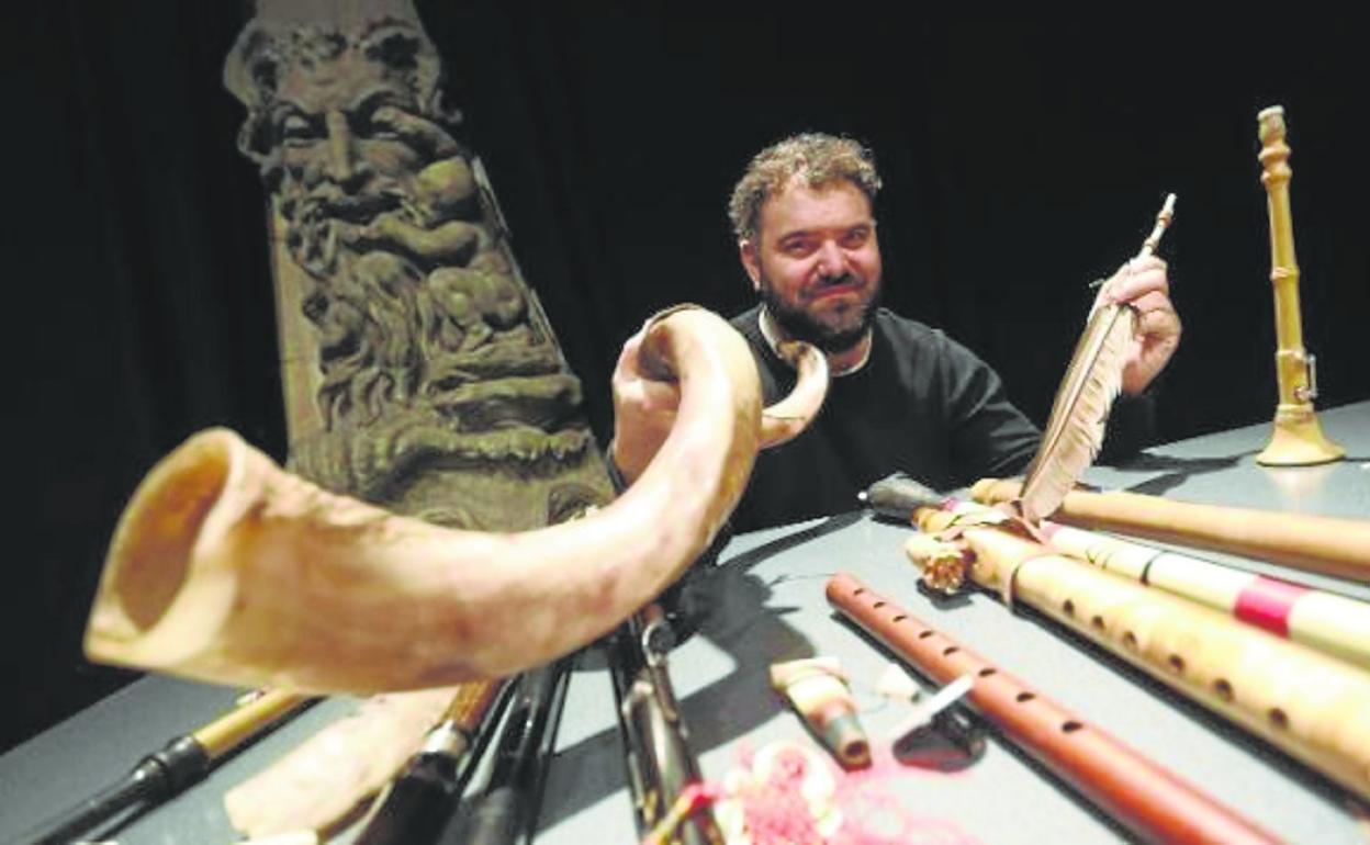 Abraham Cupeiro, posando con parte de los instrumentos que fabrica y que sonarán esta tarde en Santander. 