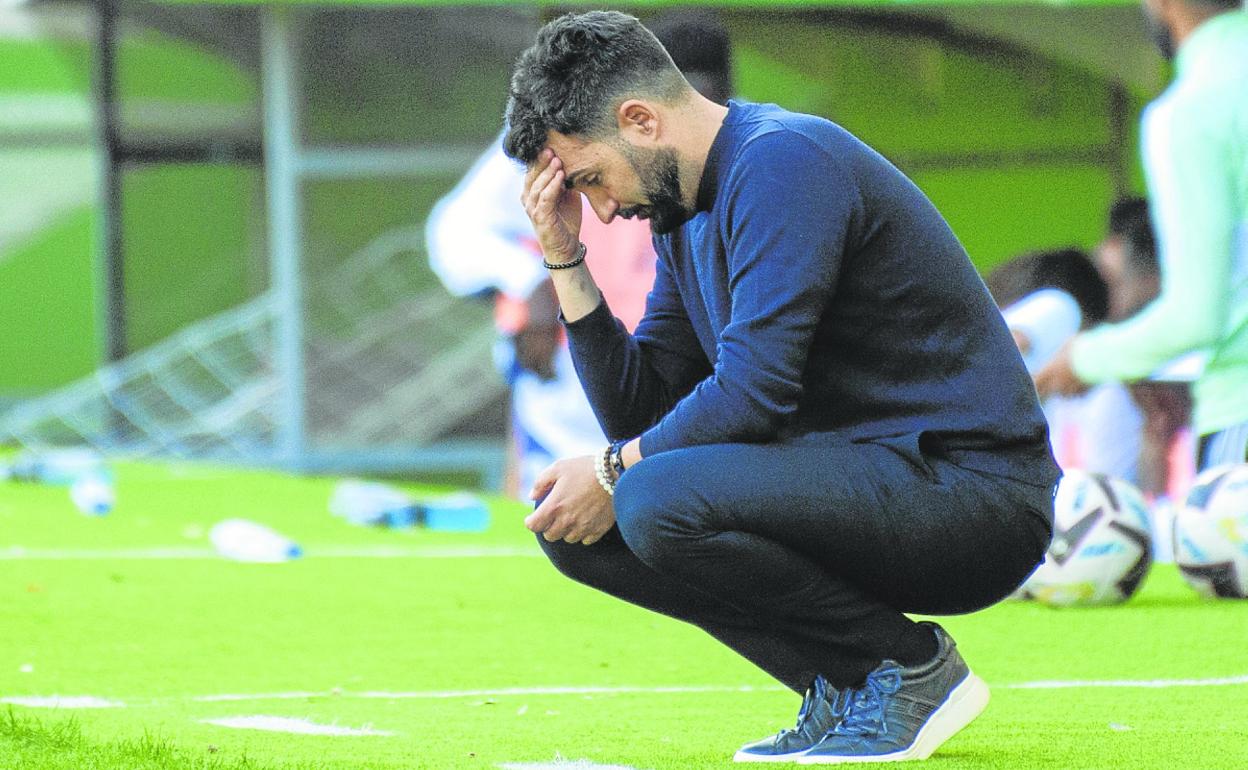 Guille Romo, pensativo, reflexiona desde su banquillo en un lance del partido de ayer.