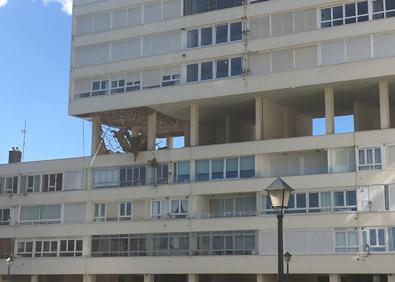 Imagen secundaria 1 - Imágenes del desprendimiento de parte de una fachada en la urbanización Feygón de Santander.