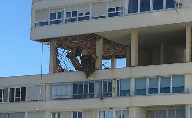 Imagen principal - Imágenes del desprendimiento de parte de una fachada en la urbanización Feygón de Santander.