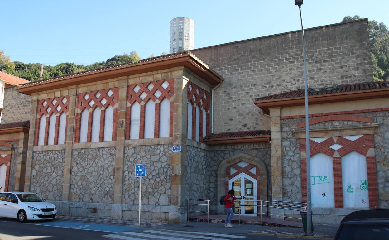 Exterior de la piscina municipal de Laredo