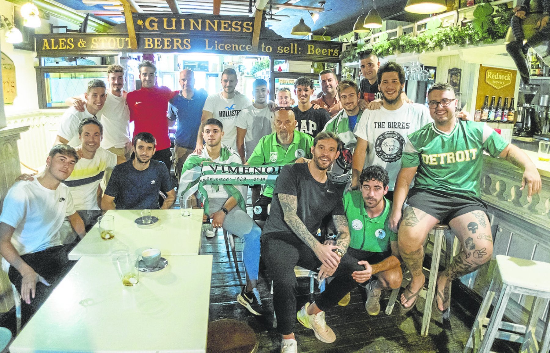 Los jugadores del Vimenor, en la taberna en la que presenciaron el sorteo de Copa. 