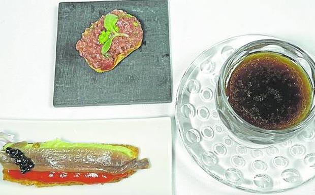 Imagen principal - Arriba, aperitivos: tartar, anchoa y ramen. Abajo, pichón estofado al vino con buñuelo, y a la derecha, tomate en texturas.