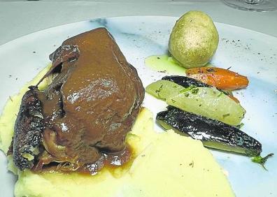 Imagen secundaria 1 - Arriba, aperitivos: tartar, anchoa y ramen. Abajo, pichón estofado al vino con buñuelo, y a la derecha, tomate en texturas.