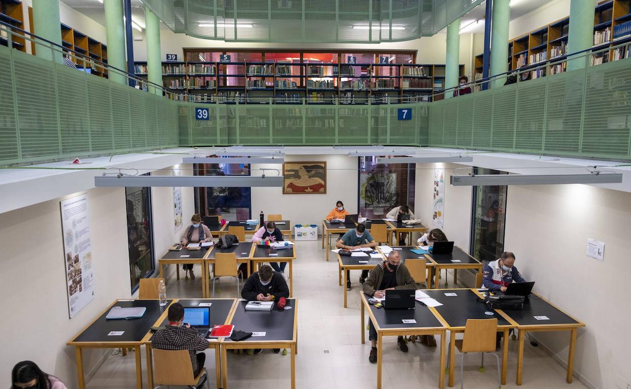 Estudiantes de la UC en uno de los espacios de estudio del Campus de Las Llamas, en Santander. 