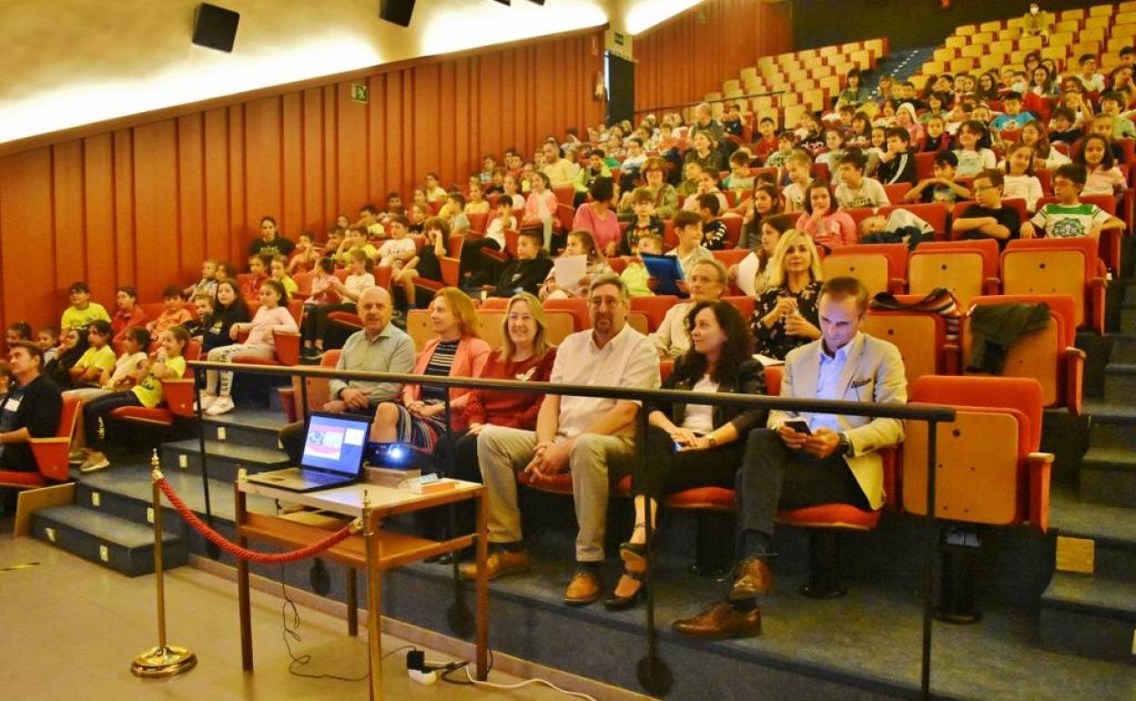 Aforo en el acto de homenaje a la biblioteca de Los Corrales. 