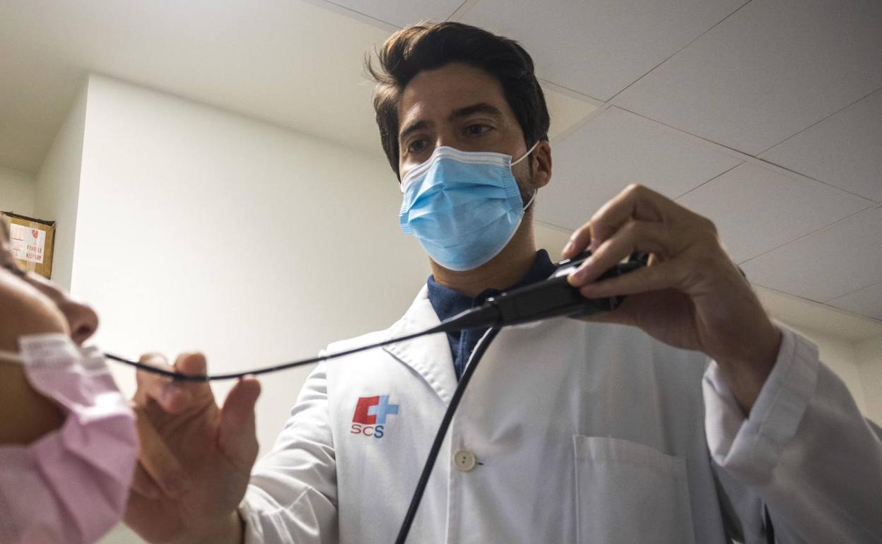 El doctor Jaime Viera realiza una exploración endoscópica nasal a una paciente en Valdecilla Sur. 