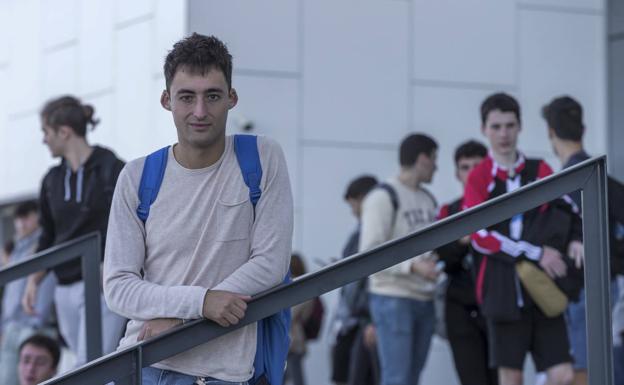 Pedro Díaz antes de entrar a clase en la Universidad Europea del Atlántico. 