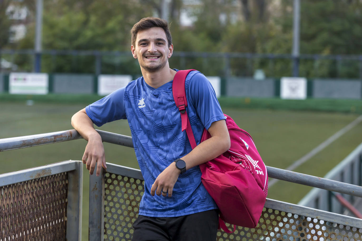 Thomas Castañeda en el campo de fútbol de Monte, donde entrena a un equipo femenino. 