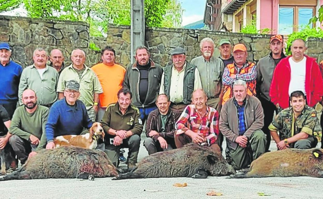 Integrantes de la cuadrilla 163, que dirige Manuel Udías, con el cupo de cuatro jabalíes cazado este fin de semana en La Bacera. 