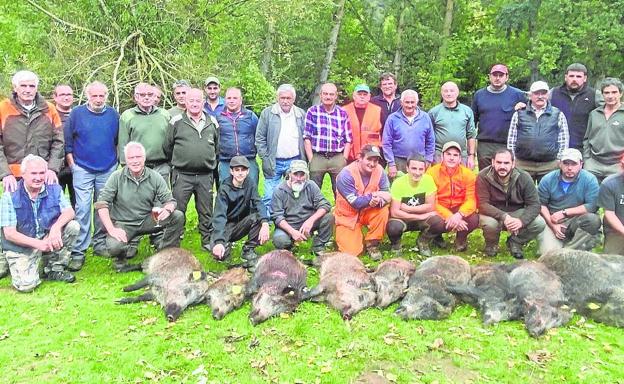 Miembros de la cuadrilla 16 de Pedro Casares, con los diez ejemplares abatidos en Panda Carrielda.