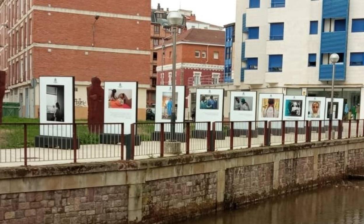 Los paneles de la exposición del Colegio de Enfermería llegan este miércoles a Los Corrales.