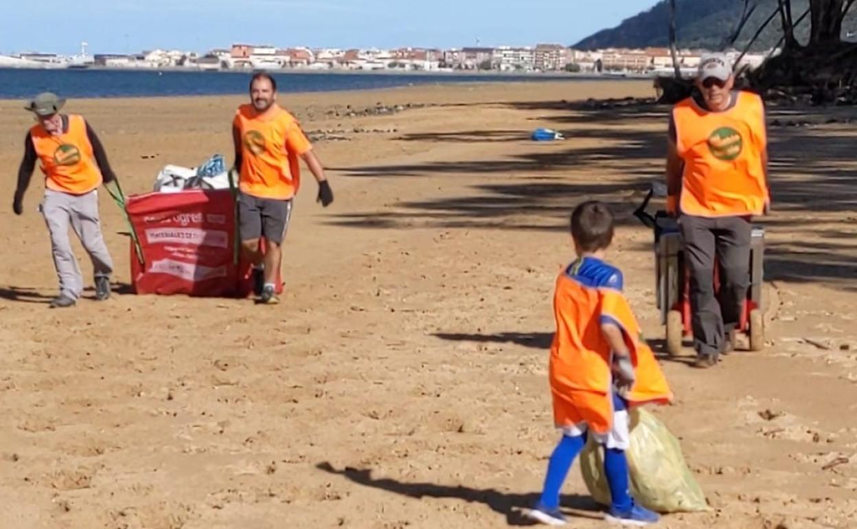 Mi Pueblo Limpio supera la tonelada de residuos retirados de la playa del Regatón