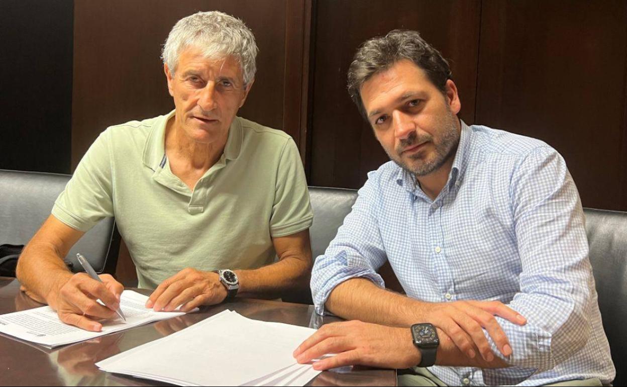 Quique Setién, en la firma de su contrato con el Villarreal. 