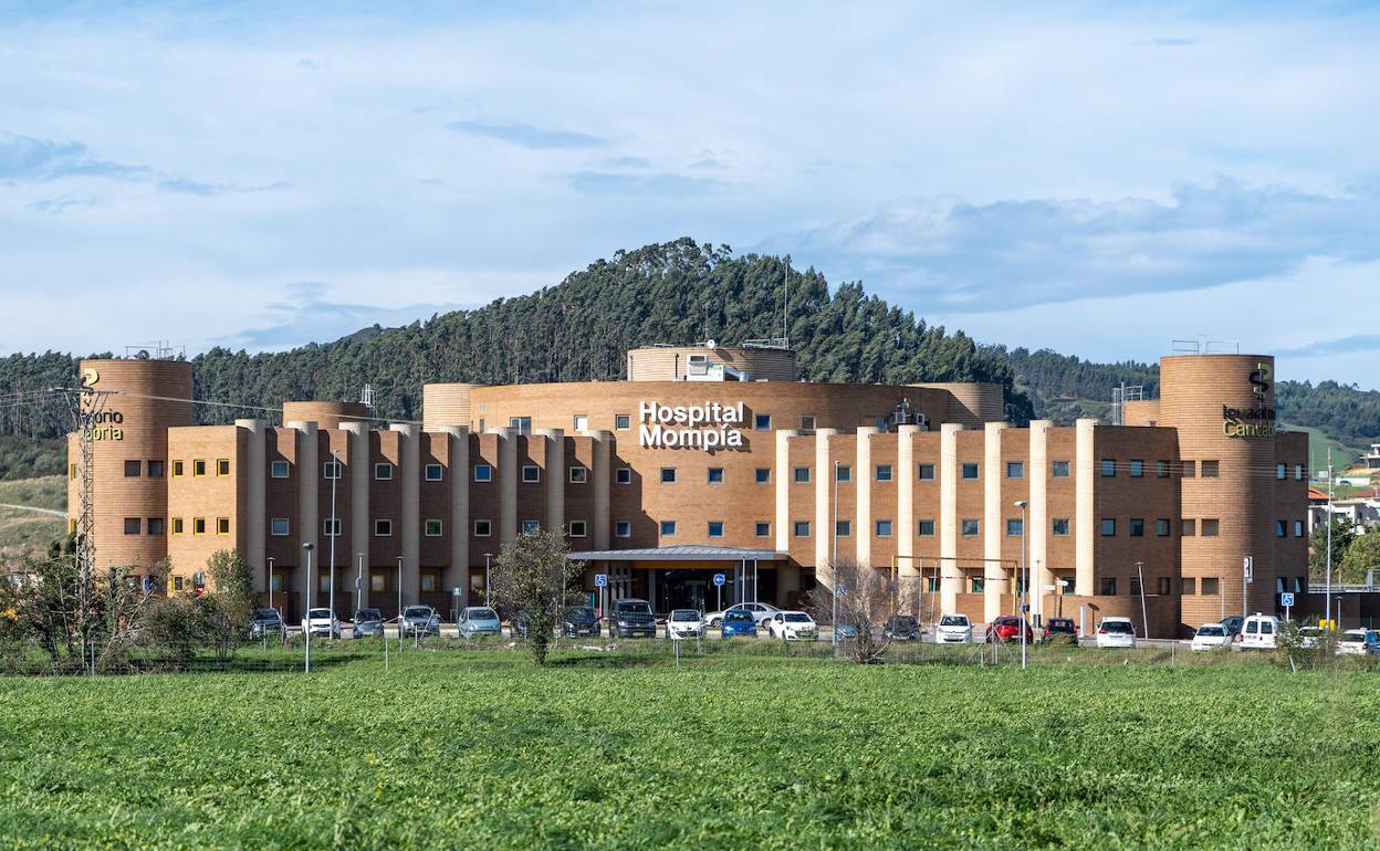 El edificio clínico ya luce en su fachada el nuevo cartel que lo identifica como hospital.