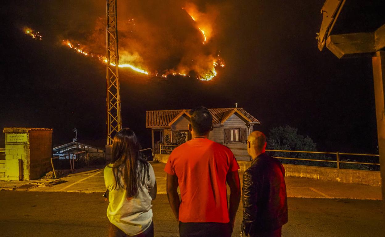 Imágenes de ayer del incendio situado entre Oriñón y Sonabia.