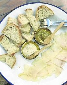 Imagen secundaria 2 - A la izquierda, tabla con chicharrón de Cádiz, presa ibérica de Guijuelo y queso Paillé, de Borgoña. A la derecha, bacalao de Islandia con mayonesa de rábano picante y mostaza de eneldo. 