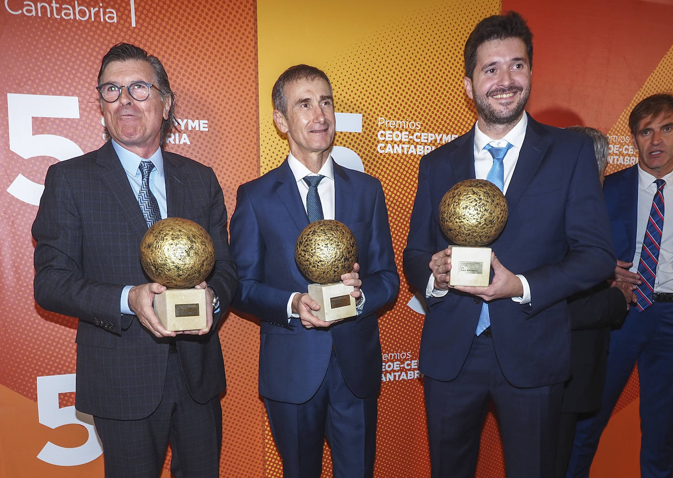 El premio consiste en una pieza escultórica de forma esférica que quiere representar la excelencia en la categoría premiada. Las piezas han sido diseñadas y elaboradas por Equipo ELE, La Escuela, un proyecto artístico con sede en Cayón, de carácter social, pedagógico y de inserción, basado en la creación colectiva a cargo de jóvenes artistas con algún grado de discapacidad.