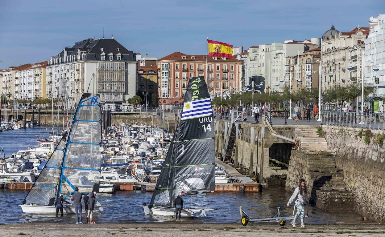 Chicos junto al CEAR de vela de Santander.