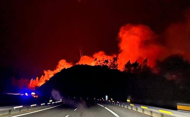 Imagen de las llamas del incendio en Golbardo, esta tarde.