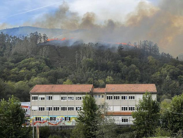 Imagen del incendio de Treceño (Valdáliga)