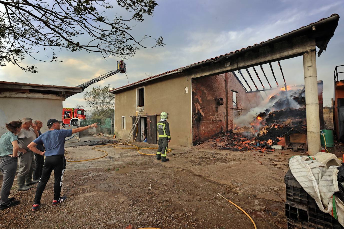 El incendio forestal de Udías alcanza una cuadra en el barrio La Virgen