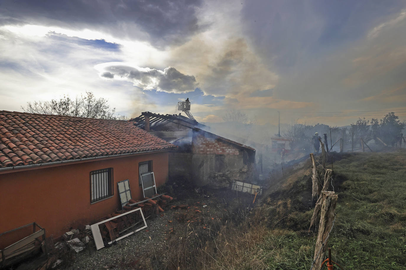 El incendio forestal de Udías alcanza una cuadra en el barrio La Virgen