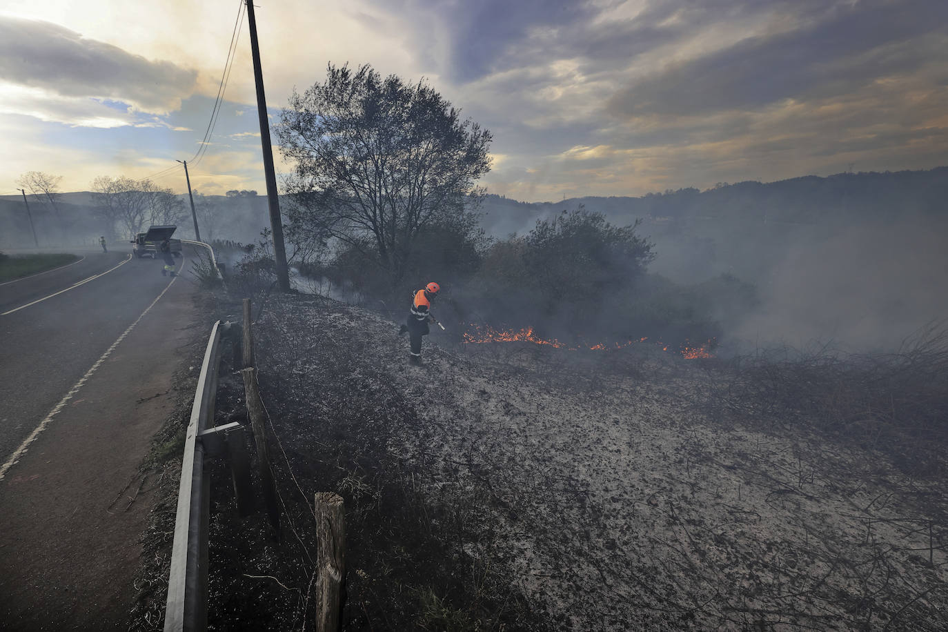 El incendio forestal de Udías alcanza una cuadra en el barrio La Virgen