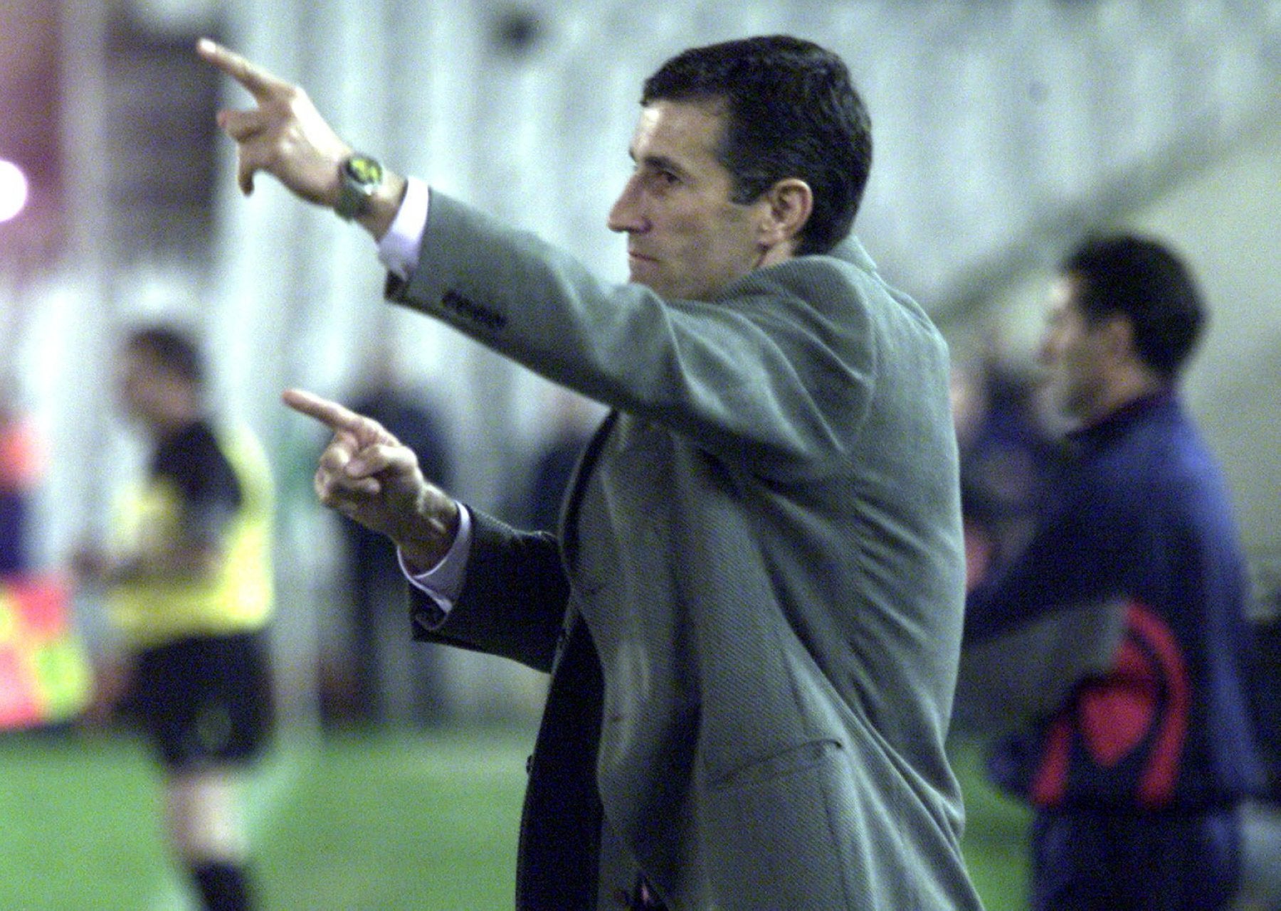 Quique Setién dirige al Racing de la temporada 2001-2002 en un partido en los Campos de Sport. 