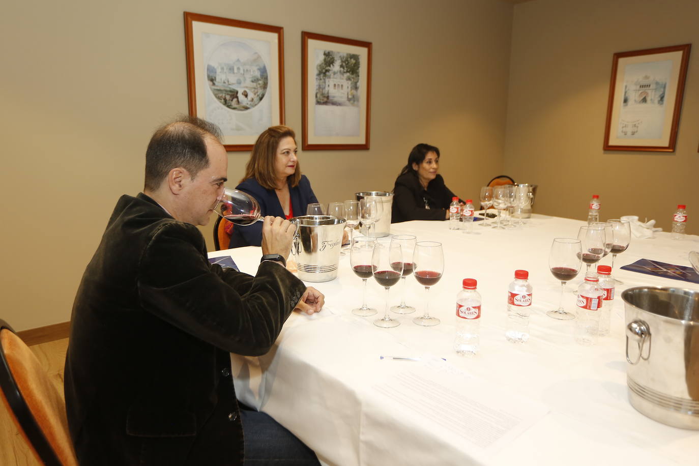 La Asociación de Sumilleres premia el Yenda albariño godello, de la bodega Sel D'Aiz, en la categoría de blanco joven; el Palacio de Treto de Pago Casa del Blanco, en el apartado de blanco con crianza en madera; y el vino tinto El Misterio, de Picos Cabariezo 