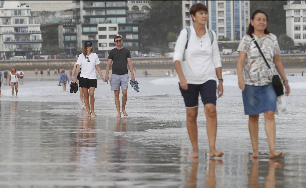 Paseantes este viernes por las playas de El Sardinero aprovechando las altas temperaturas. 