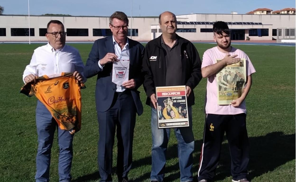 Nick Farr-Jones, segundo por la izquierda, con representantes de la Cántabra de Rugby en La Albericia.