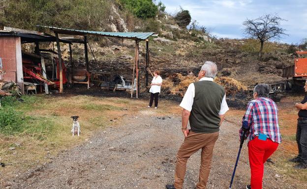 La familia de Iván Saiz observa los daños que ha causado el incendio en su propiedad.