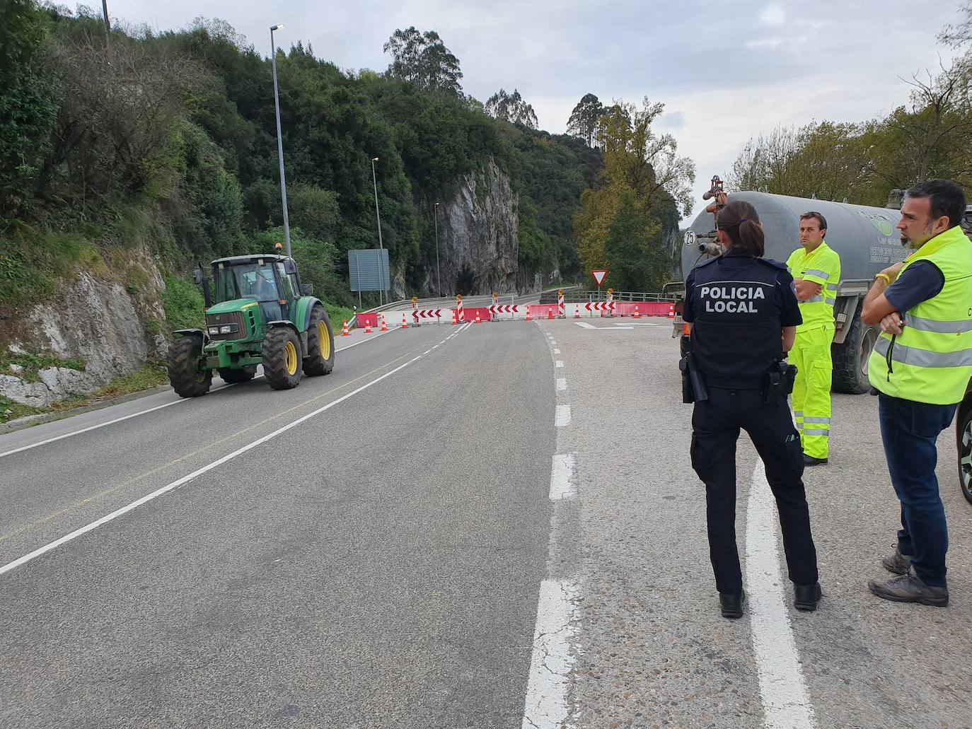 Fotos: Técnicos del Mitma evalúan el riesgo de la carretera N-634 antes de decidir reabrirla