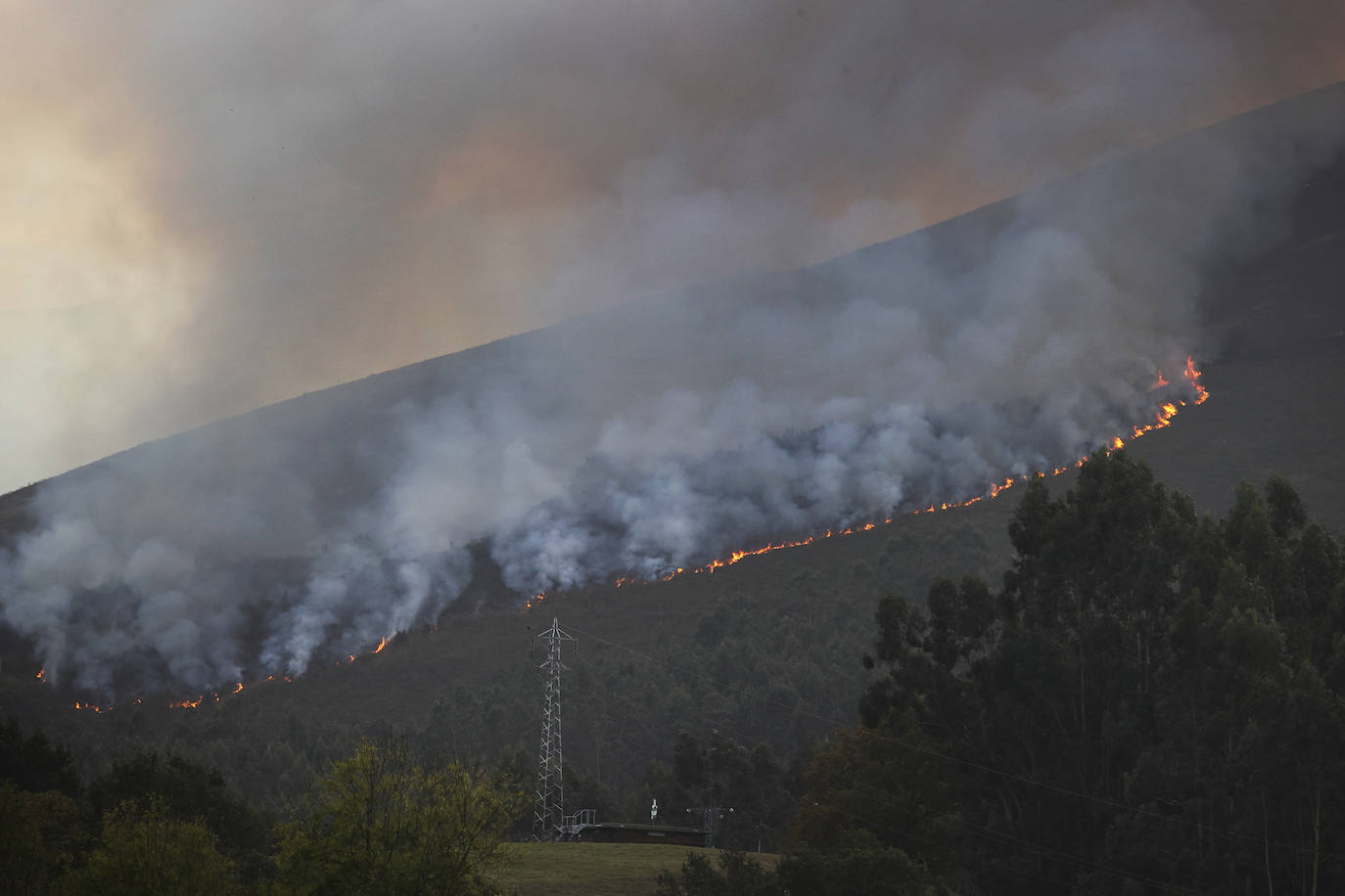 Fotos: Imágenes del incendio de Mazcuerras, este viernes por la mañana