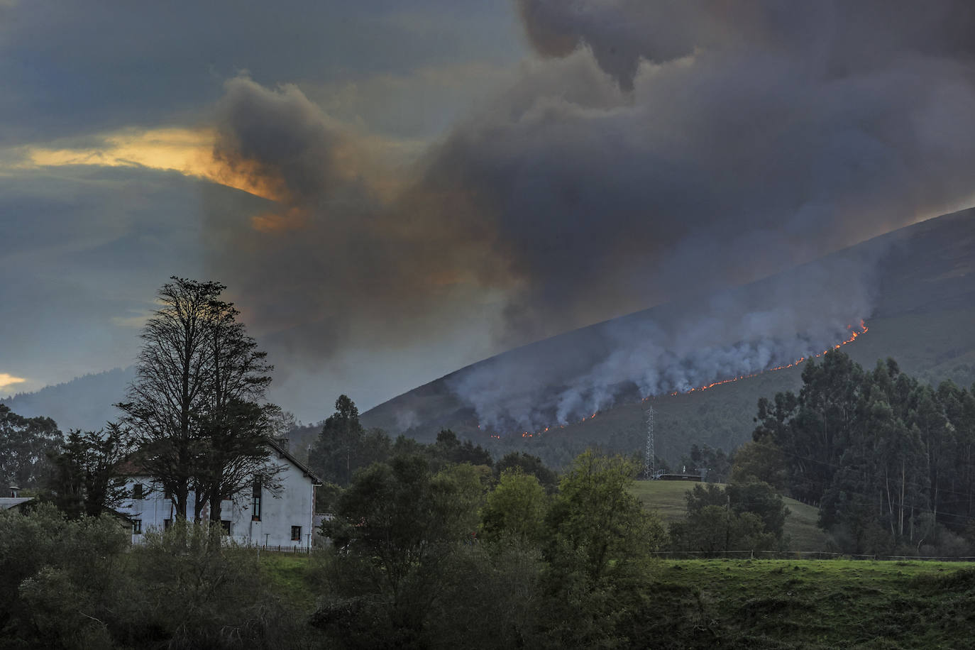 Fotos: Imágenes del incendio de Mazcuerras, este viernes por la mañana