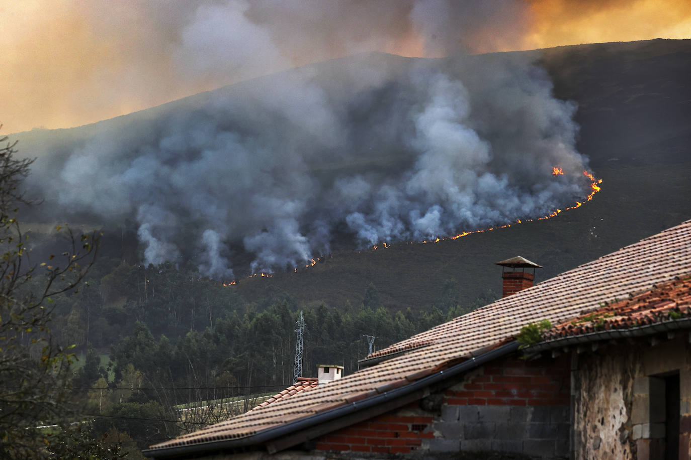 Fotos: Imágenes del incendio de Mazcuerras, este viernes por la mañana