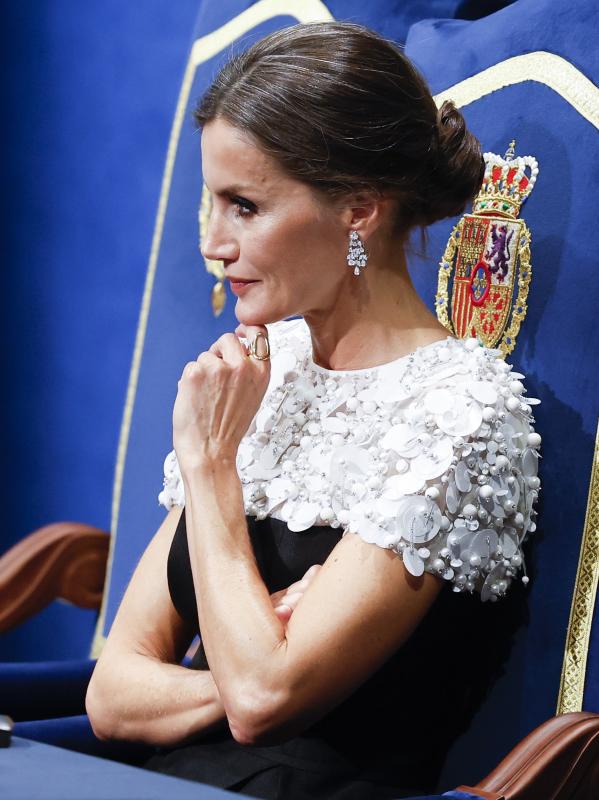 2022. Doña Letizia opta por un vestido blanco y negro de Carolina Herrera, una firma muy presente en su vestidor que no había lucido antes en estos premios