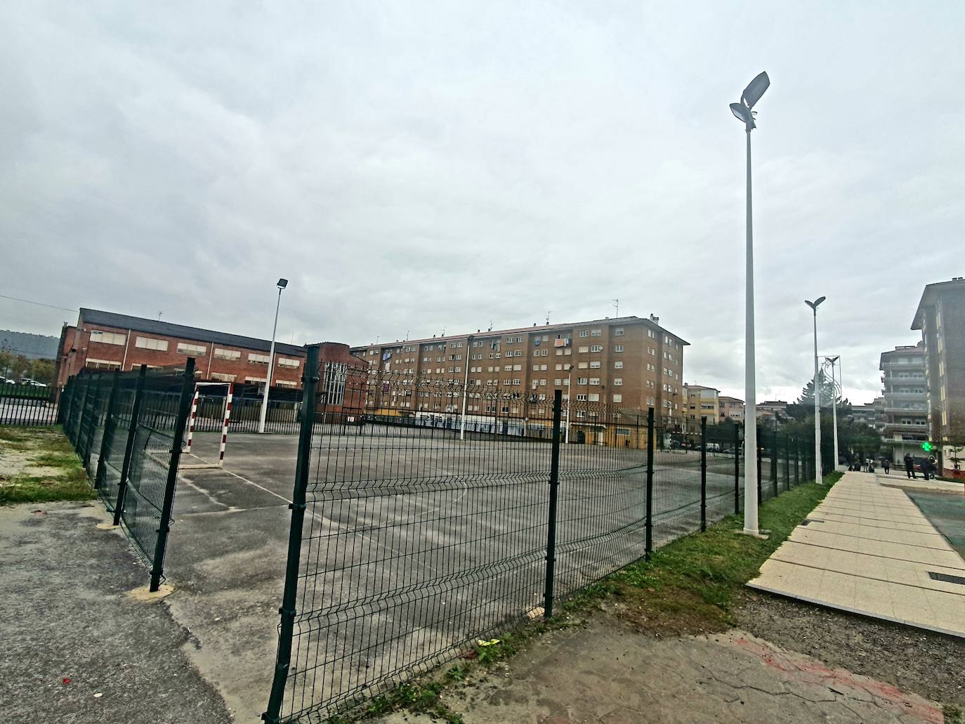 Torrelavega saca a licitación la cubierta de la pista junto al colegio José Luis Hidalgo