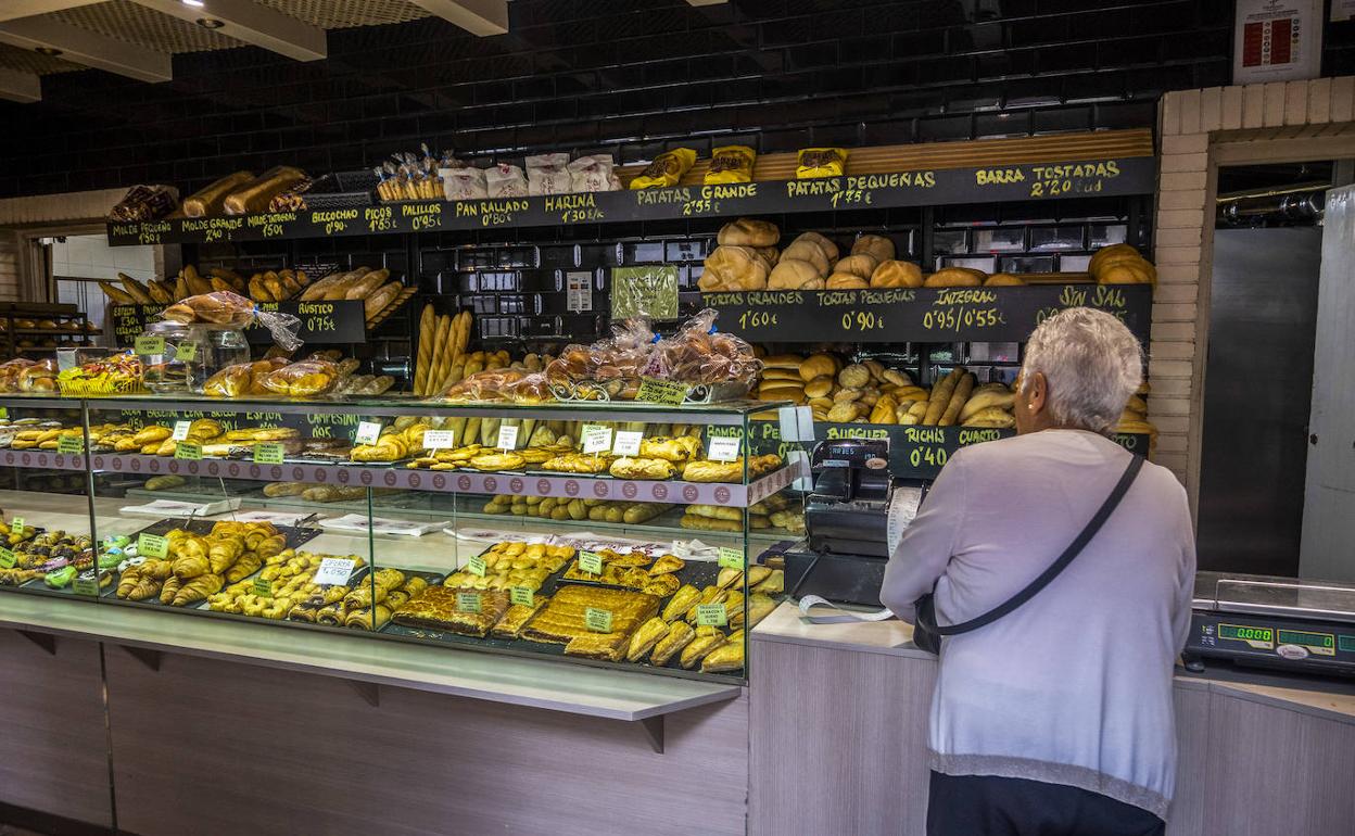 La Panera del Arrabal, en la calle del mismo nombre, se unió ayer a la campaña 'Sin luz no hay pan'. 