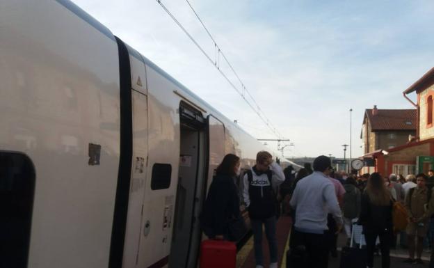 Imagen principal - Los pasajeros del Alvia procedente de Madrid se bajan del tren en Aguilar de Campoo para llegar hasta Santander en autobús. En ese mismo convoy se han montado los viajeros que partieron a primera hora desde la capital cántabra para llegar ahora hasta Madrid.