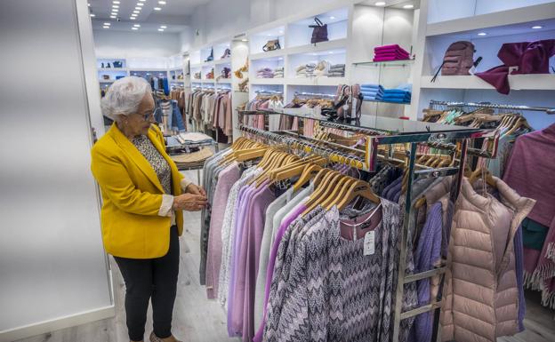 Las camisetas y chaquetas finas son las prendas que están triunfando. 