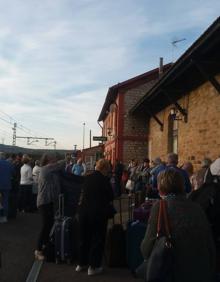 Imagen secundaria 2 - Los pasajeros del Alvia procedente de Madrid se bajan del tren en Aguilar de Campoo para llegar hasta Santander en autobús. En ese mismo convoy se han montado los viajeros que partieron a primera hora desde la capital cántabra para llegar ahora hasta Madrid.