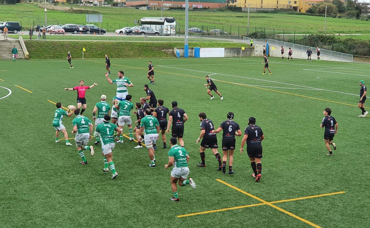 Los verdes mueven el oval en un partido en el que apenas hubo jugadas de ataque.