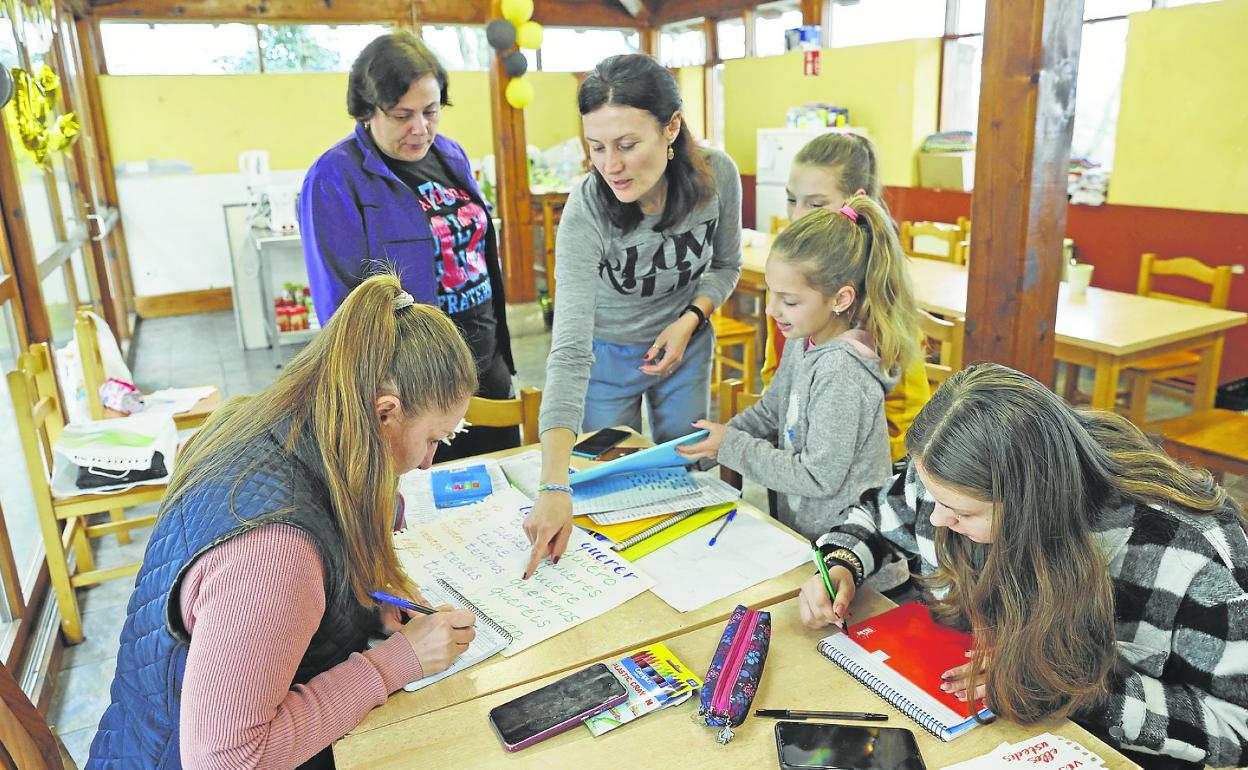 Grupo de refugiadas ucranianas, en sus primeras clases de castellano tras llegar a Cantabria. 