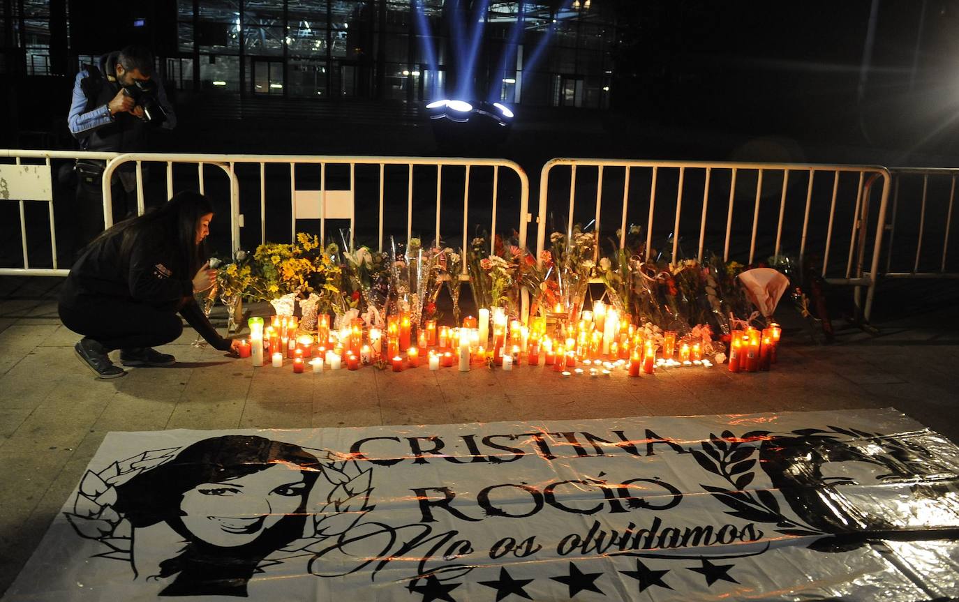 Varias personas depositando flores en el homneaje a las víctimas del Madrid Arena 