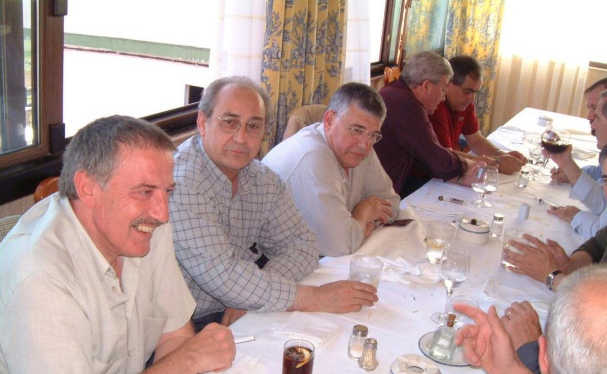 Víctor González, segundo por la izquierda, en una comida con sus amigos. 