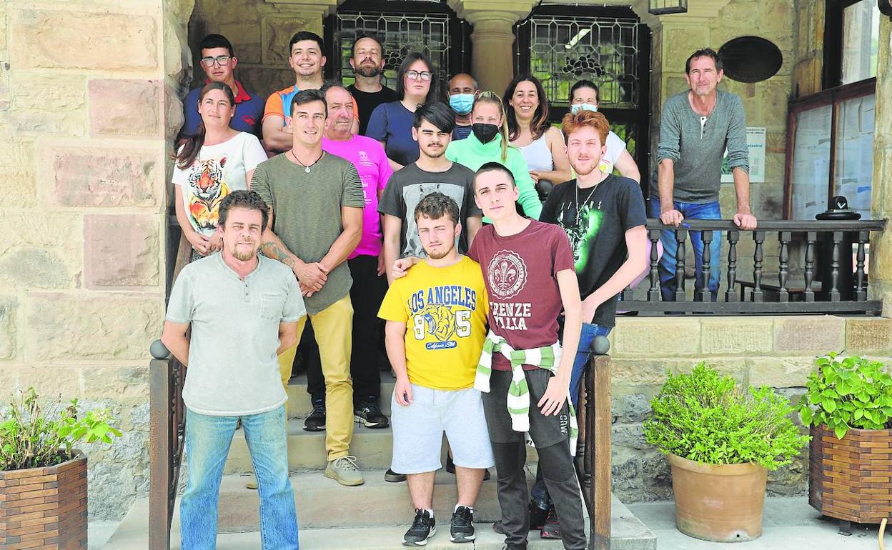 Los alumnos posan con parte del equipo docente de la escuela taller.