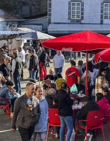 Imagen secundaria 2 - Animado ambiente tanto en el mercado como en la feria y los bares de Arredondo este martes 