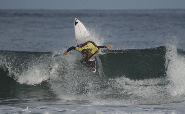 Imagen principal - Arriba, la surfista Leticia Canales. Abajo, Garazi Sánchez y Conor Donegan Dos Santos en una maniobra.